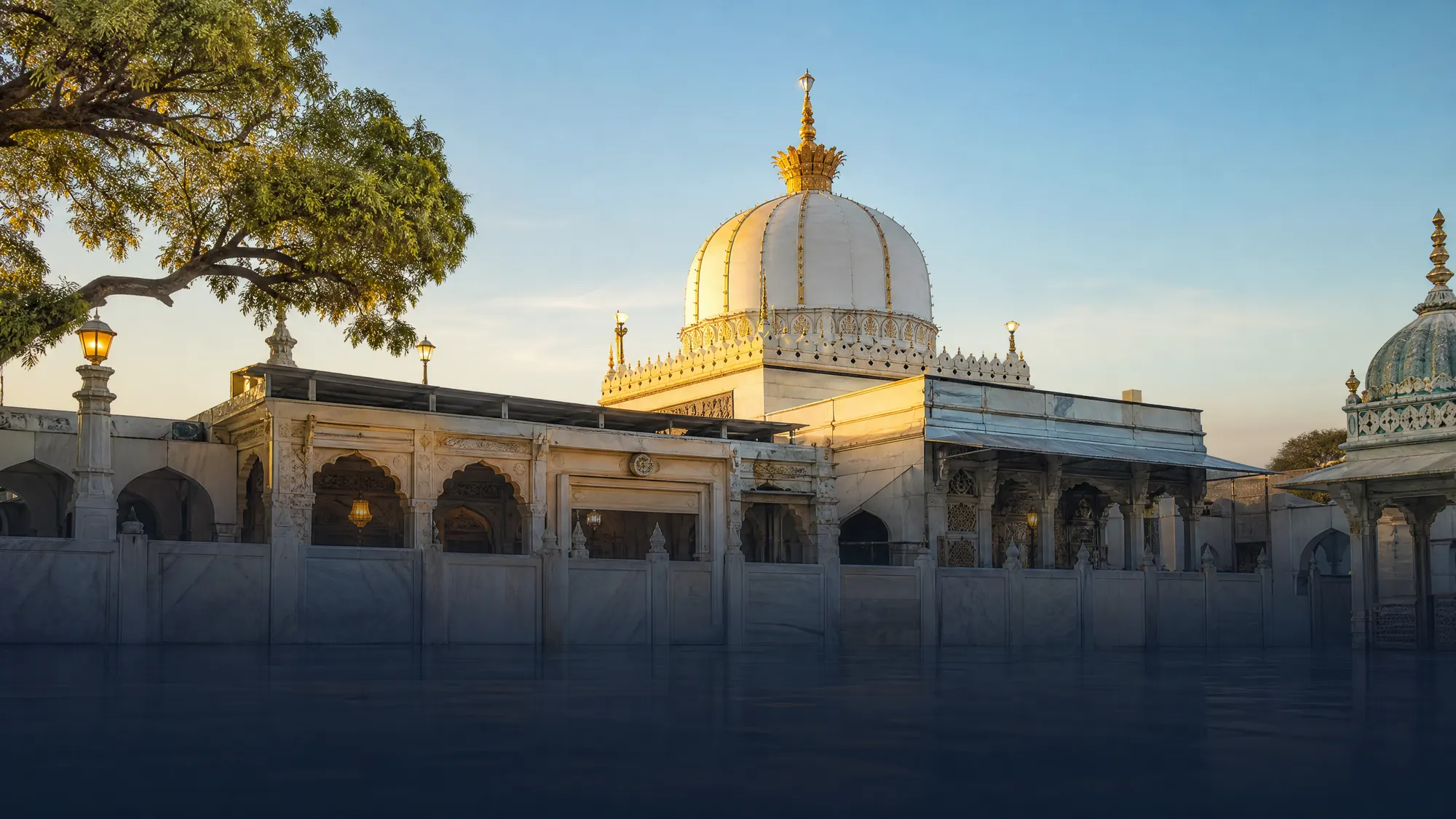 Entdecken Sie diesen Sufi-Schrein aus dem 13. Jahrhundert. Finden Sie Transportmöglichkeiten, lokale Touren und praktische Regeln für Ihren Besuch.